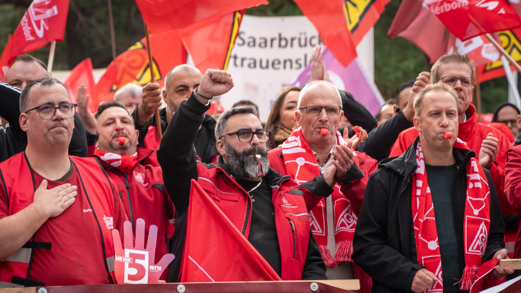 Beschäftigte machen sich beim Tarifauftakt in Frankfurt am Main stark für ihre Forderungen in der Tarifrunde der Metall- und Elektroindustrie