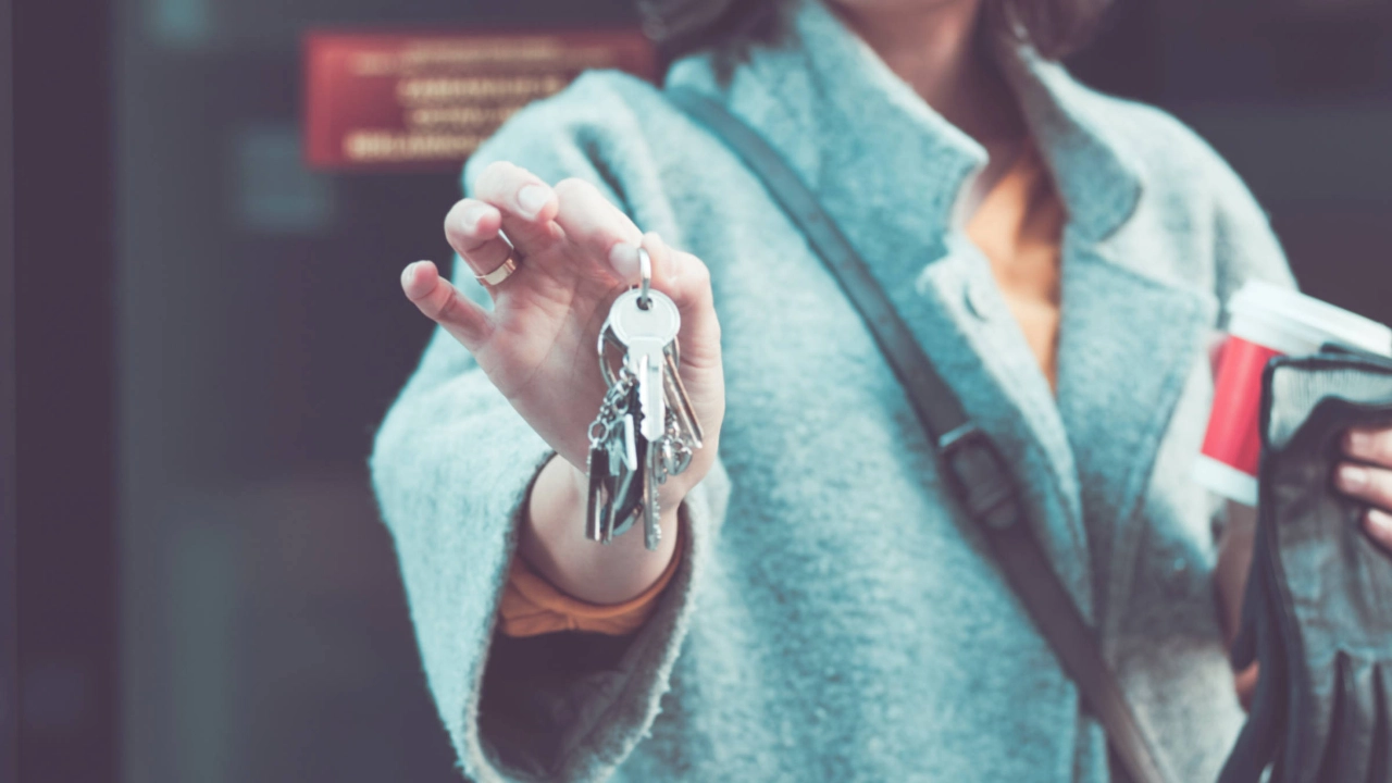 Eine Frau hält einen Schlüsselbund in die Kamera.