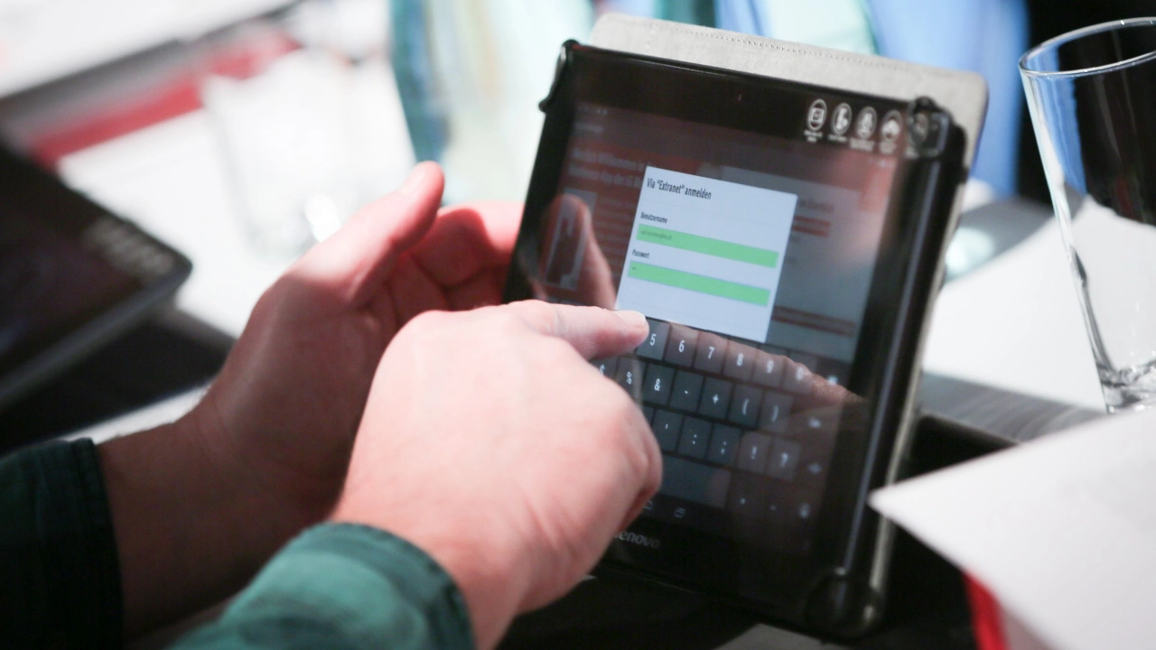 ein Delegierter wählt sich mit einem Tablet in das Extranet der IG Metall ein