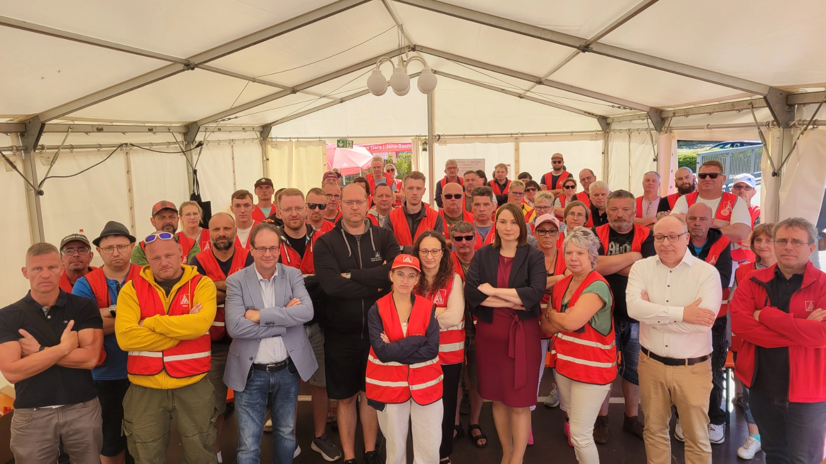 Der Streik bei Kelvion in Nobitz-Wilchwitz begann am 4. August 2026. Die Geschäftsleitung will nach Sarstedt/Niedersachsen verlagern - obwohl die Produktion in Wilchwitz profitabel und bis ins nächste Jahr ausgelastet ist.