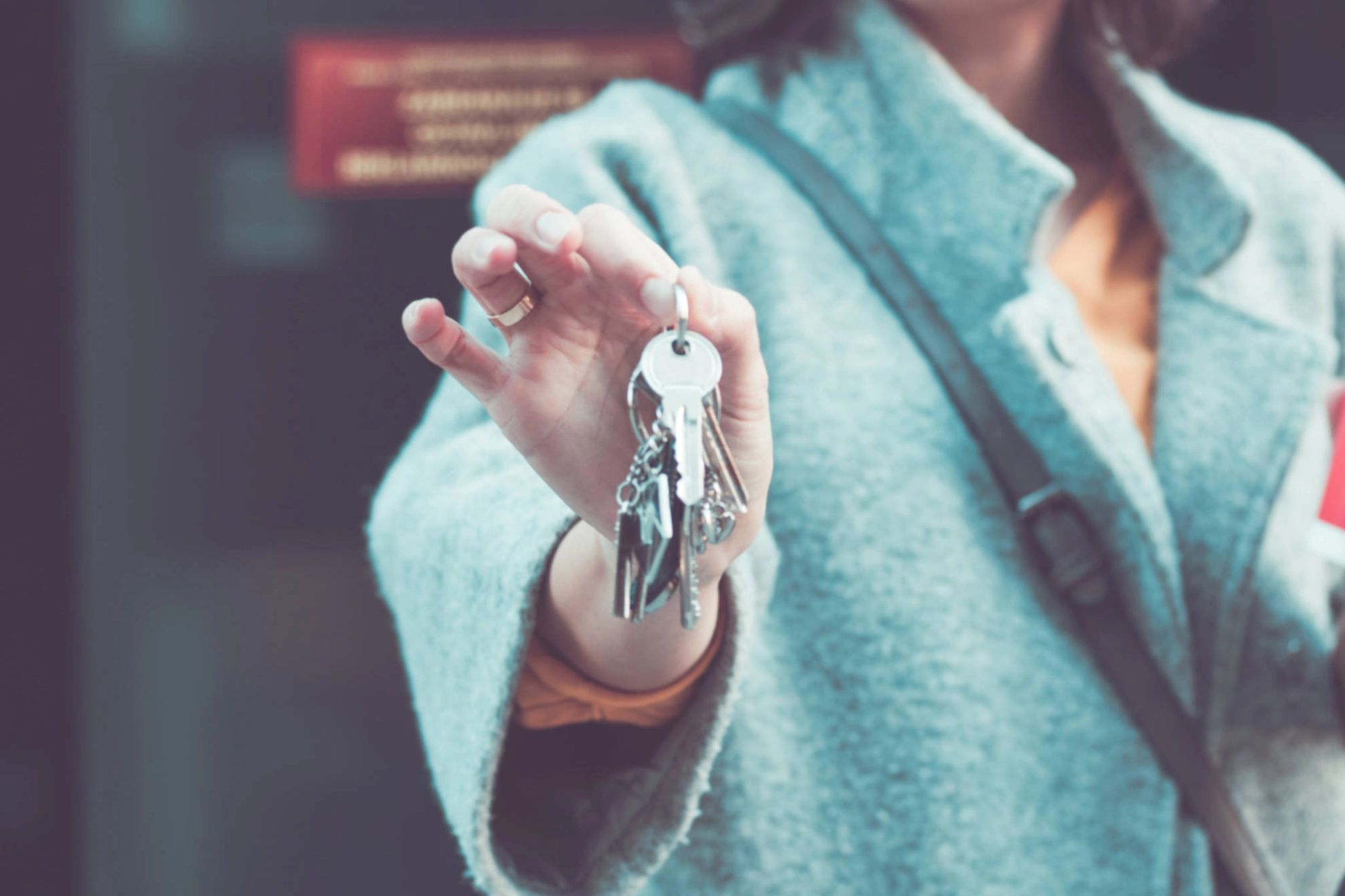 Eine Frau hält einen Schlüsselbund in die Kamera.